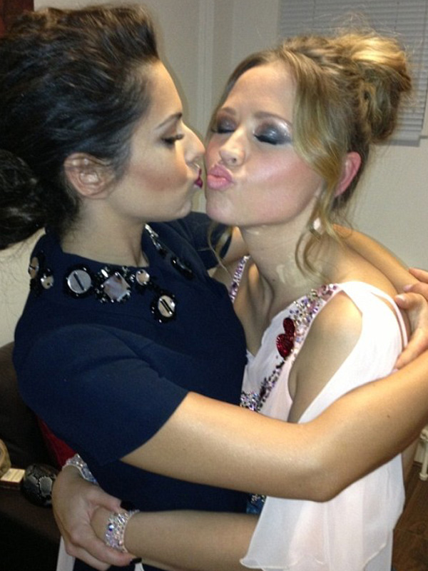 cheryl-cole-kissing-her-best-girlfriend-on-twitter.jpg