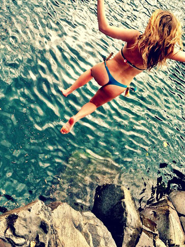 alexa-vega-booty-in-bikini-while-cliff-jumping-in-maui-twitpic.jpg